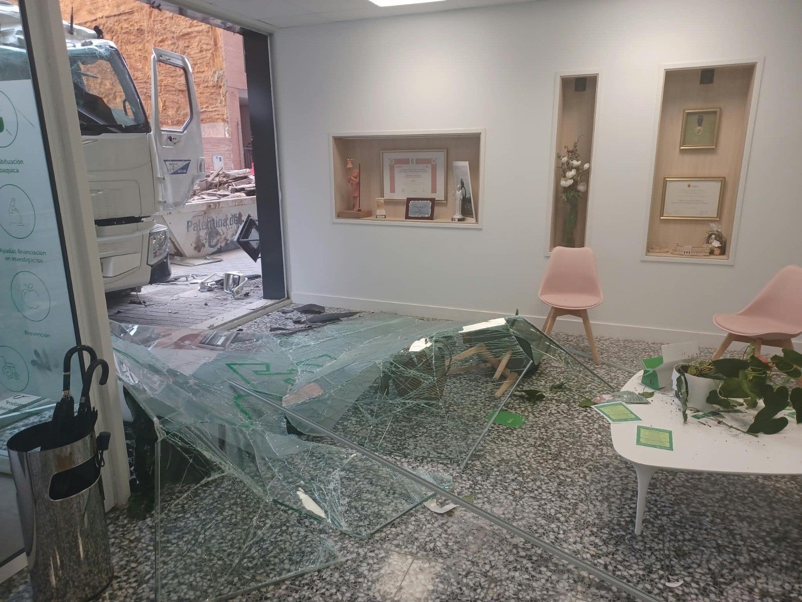 Un camión se empotra contra la sede de la Asociación Española Contra el Cáncer en Palencia Un camión se empotra contra la sede de la Asociación Española Contra el Cáncer en Palencia