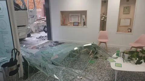 Un camión se empotra con la sede de la Asociación Española Contra el Cáncer en Palencia .