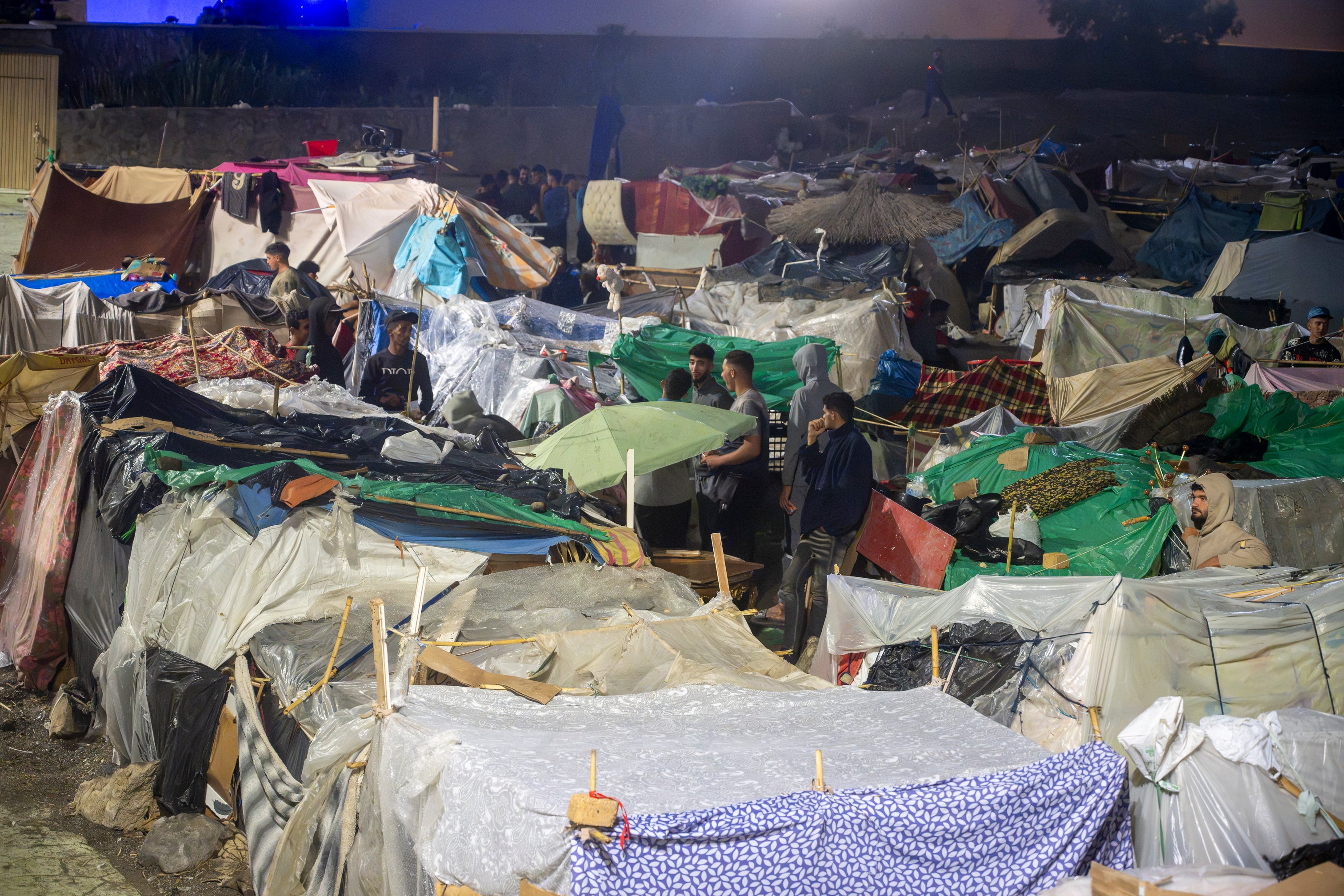 Momentos de tensión en Ceuta: se reanuda el desalojo de la playa Benítez con migrantes huyendo de la Policía Momentos de tensión en Ceuta: se reanuda el desalojo de la playa Benítez con migrantes huyendo de la Policía