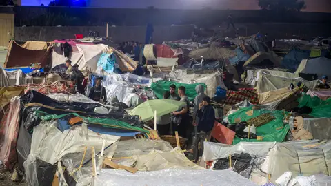 Migrantes pasan la noche en las playas de El Trampolín y Benitez en Ceuta (España) Migrantes pasan la noche en las playas de El Trampolín y Benitez en Ceuta (España)