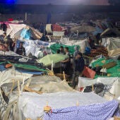 Migrantes pasan la noche en las playas de El Trampolín y Benitez en Ceuta (España)