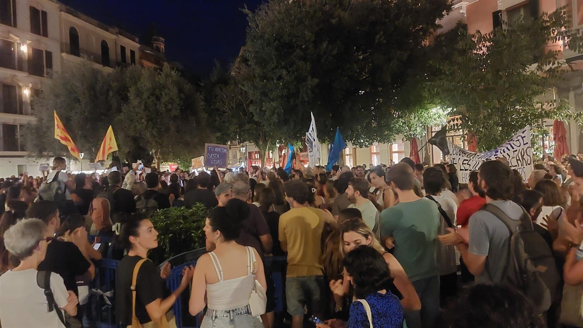 Unas 2.500 personas protestan en Palma para pedir la prórroga indefinida de alquileres y prohibir los desahucios Unas 2.500 personas protestan en Palma para pedir la prórroga indefinida de alquileres y prohibir los desahucios
