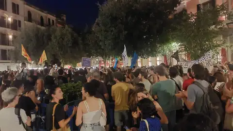 Unas 2.500 personas protestan en Palma para pedir la prórroga indefinida de alquileres y prohibir los desahucios. Unas 2.500 personas protestan en Palma para pedir la prórroga indefinida de alquileres y prohibir los desahucios.