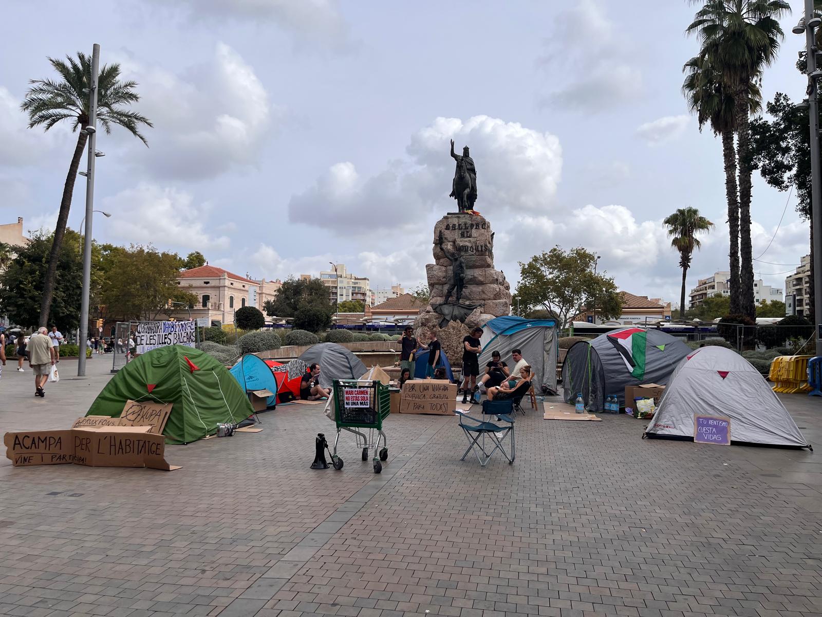 La acampada por la vivienda de plaza España de Palma continuará "con o sin permiso", al menos, durante 20 días más La acampada por la vivienda de plaza España de Palma continuará "con o sin permiso", al menos, durante 20 días más