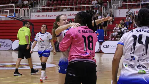 Las jugadoras de Elda Prestigio celebran el triunfo frente a Costa del Sol Málaga. Las jugadoras de Elda Prestigio celebran el triunfo frente a Costa del Sol Málaga.