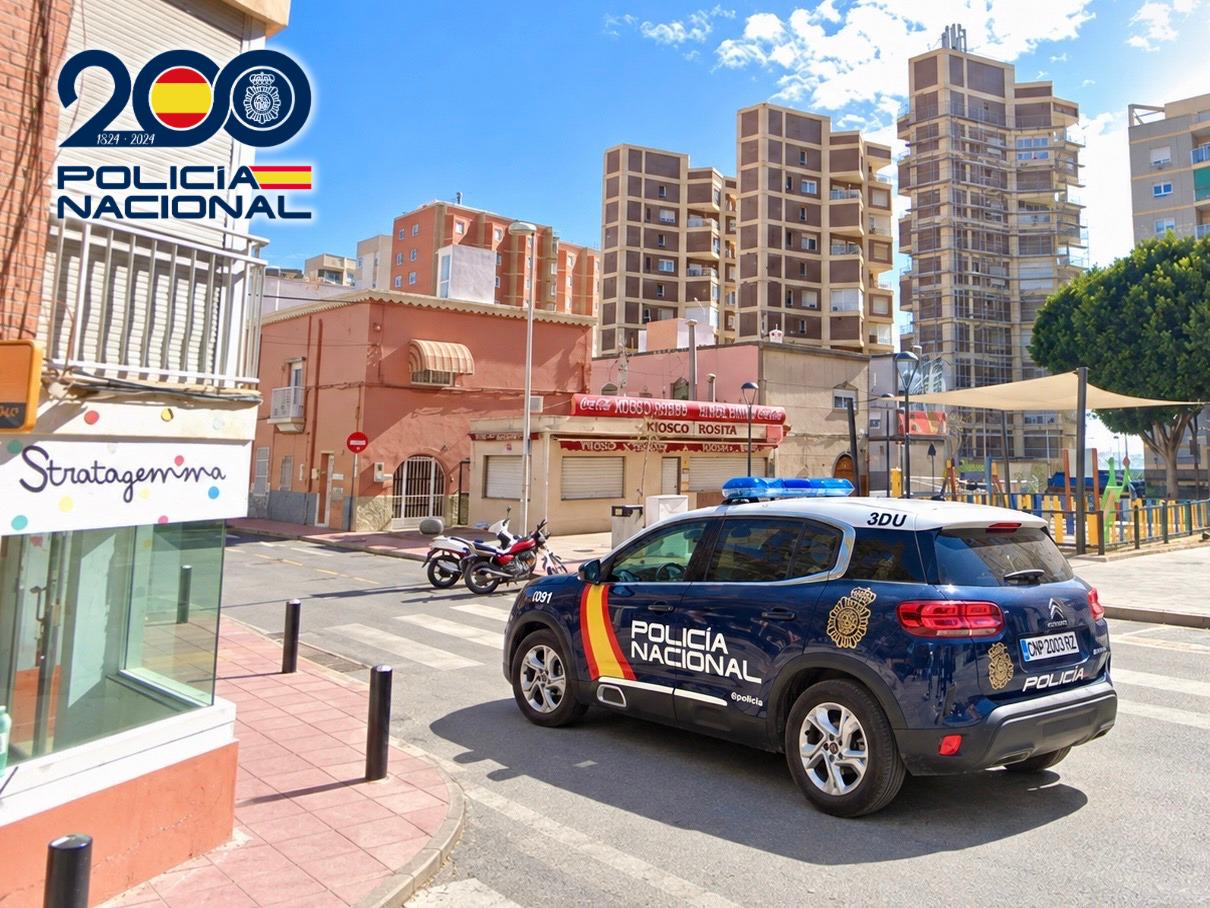 Detenido en Almería tras golpear a un hombre de 71 años para robarle el móvil Detenido en Almería tras golpear a un hombre de 71 años para robarle el móvil
