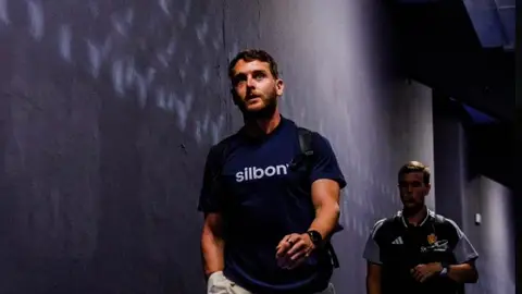 El técnico está dando con la tecla para llevar arriba al equipo El técnico está dando con la tecla para llevar arriba al equipo