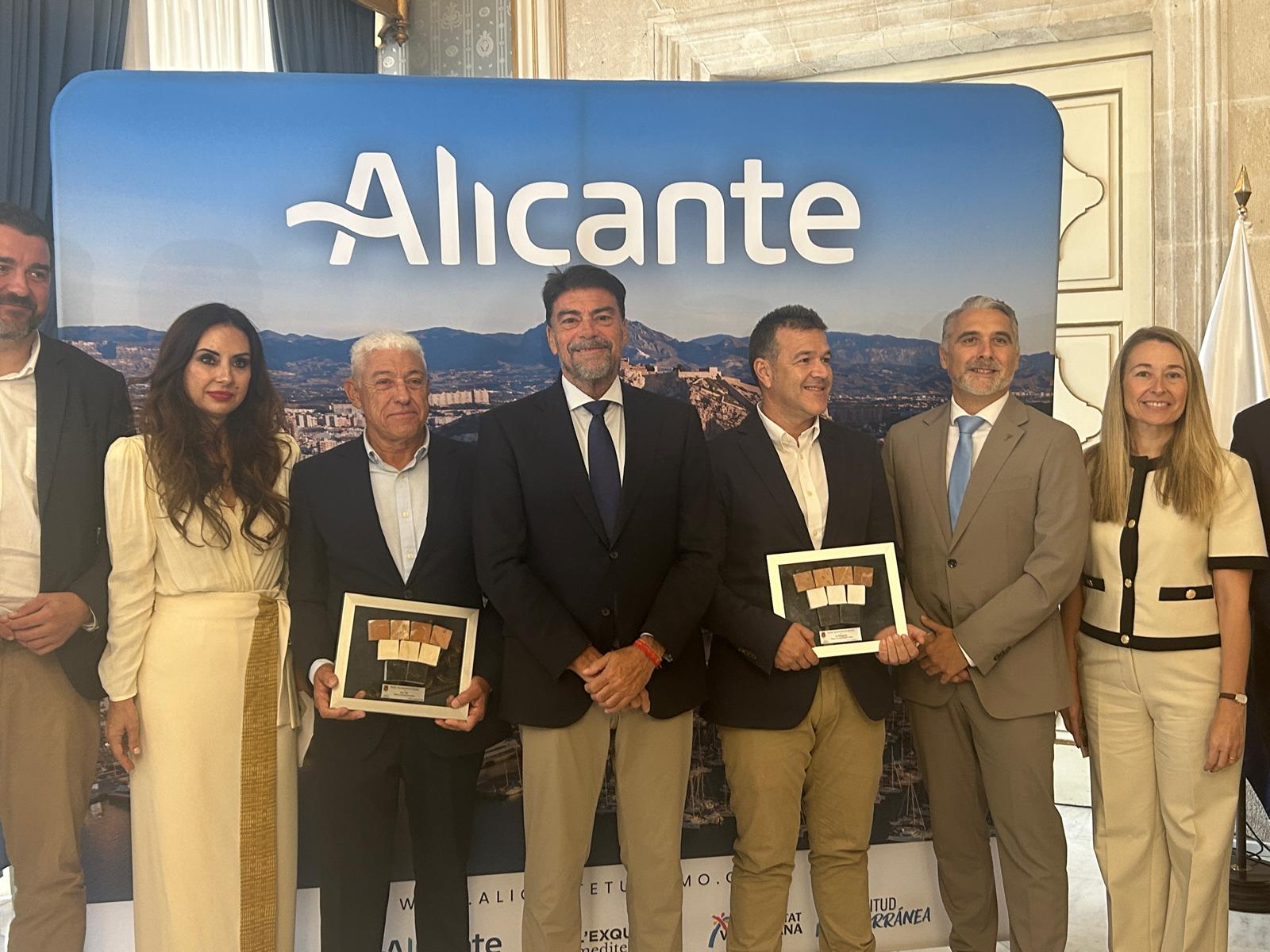 Alicante reconoce a Cruceros Kontiki y a La Milagrosa en la celebración del Día Mundial del Turismo Alicante reconoce a Cruceros Kontiki y a La Milagrosa en la celebración del Día Mundial del Turismo