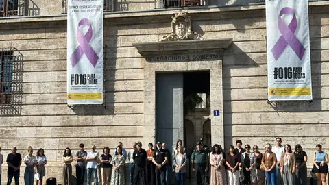 La delegada del Gobierno en la Comunitat Valenciana, Pilar Bernabé, preside el minuto de silencio por el asesinato de dos mujeres en Sevilla y Benidorm - La delegada del Gobierno en la Comunitat Valenciana, Pilar Bernabé, preside el minuto de silencio por el asesinato de dos mujeres en Sevilla y Benidorm -