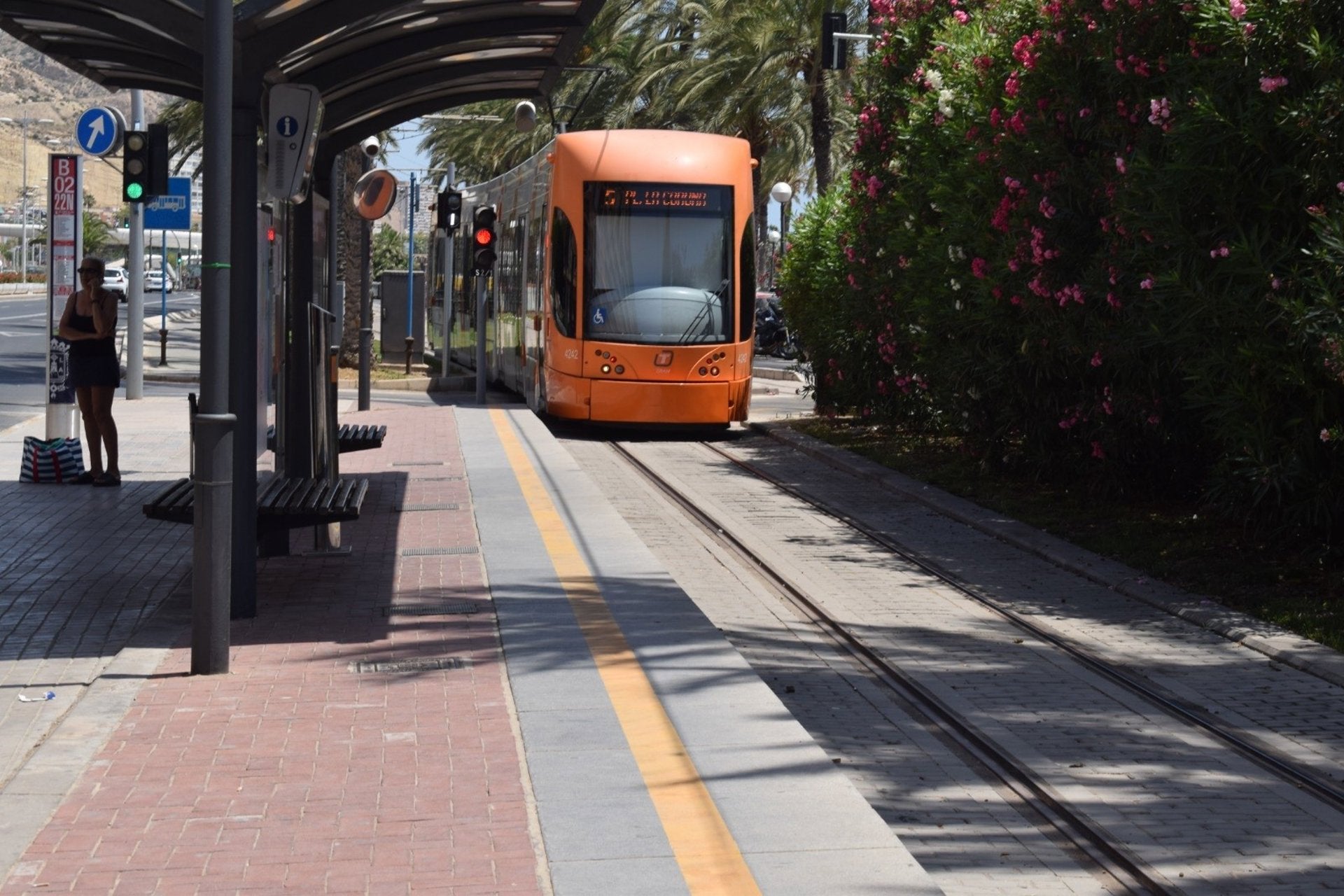 El TRAM prevé iniciar a finales de año la ampliación de andén y la modificación de trazado en Puerta del Mar El TRAM prevé iniciar a finales de año la ampliación de andén y la modificación de trazado en Puerta del Mar