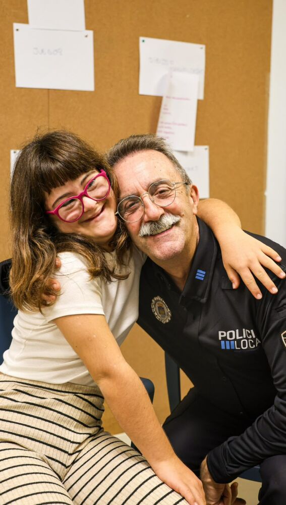 La actriz protagonista con el tambien actor y humorista Santi Rodríguez