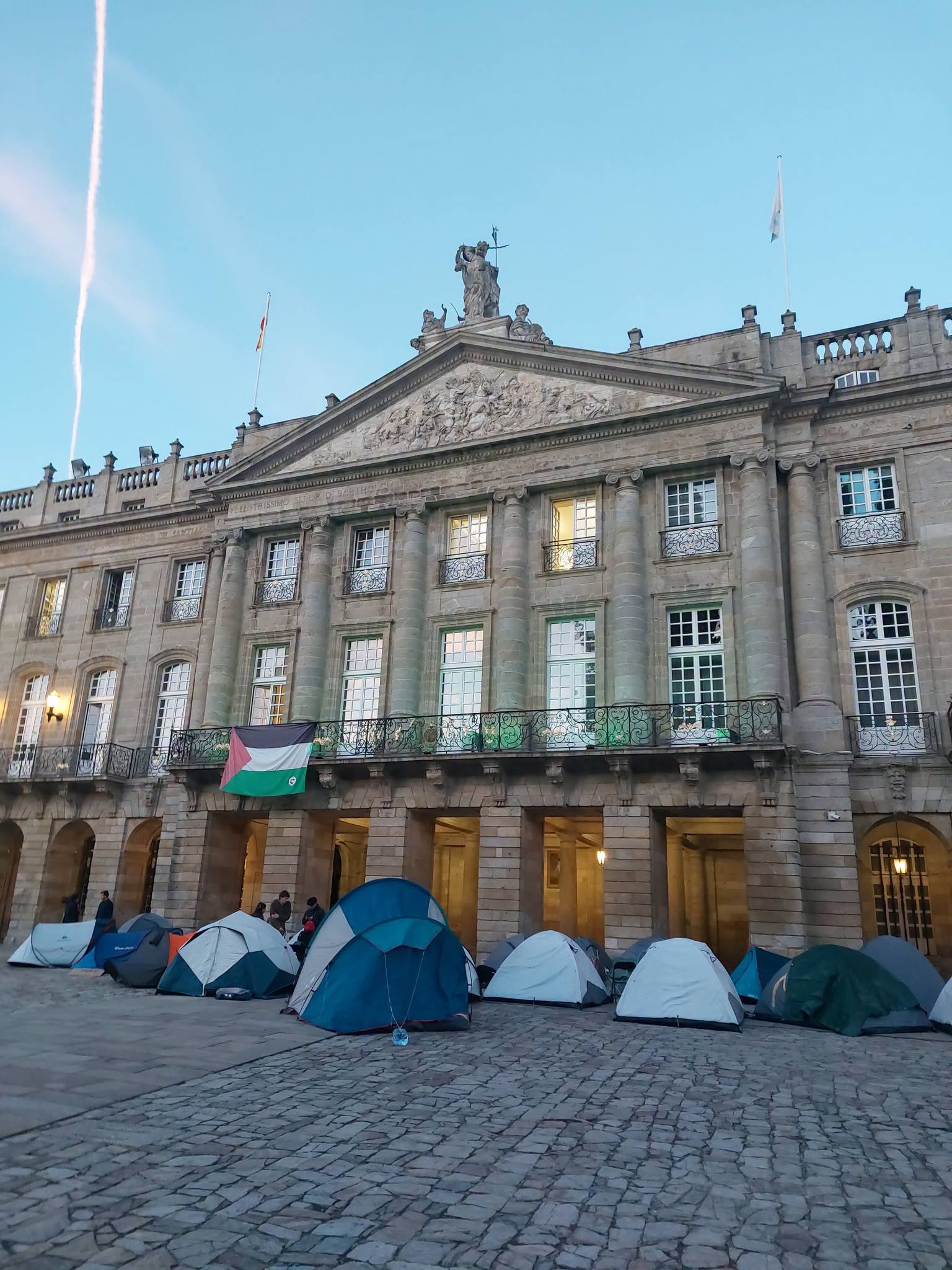 Decenas de personas acampan en la Praza do Obradoiro para reclamar "una vivienda digna" Decenas de personas acampan en la Praza do Obradoiro para reclamar "una vivienda digna"