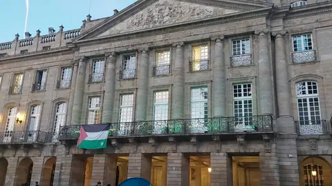 Decenas de personas acampan en la Praza do Obradoiro para reclamar "una vivienda digna" Decenas de personas acampan en la Praza do Obradoiro para reclamar "una vivienda digna"