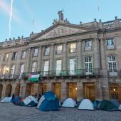 Decenas de personas acampan en la Praza do Obradoiro para reclamar "una vivienda digna"