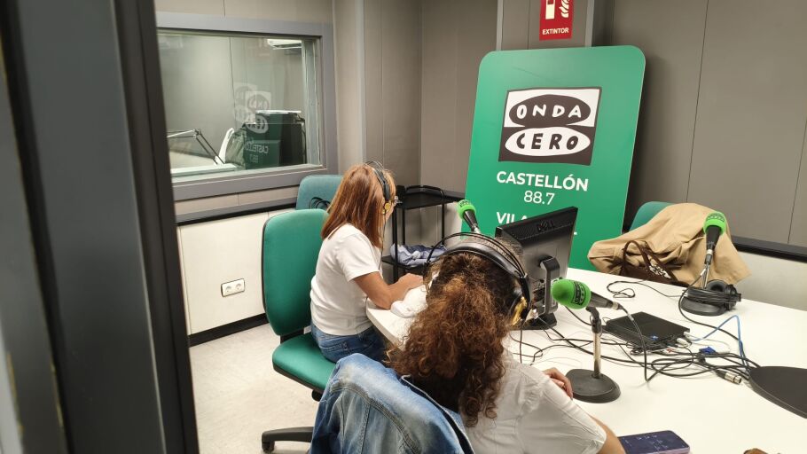 Marisa y Cristina en los estudios de Onda Cero Vila-real. 