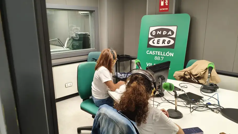 Marisa y Cristina en los estudios de Onda Cero Vila-real. Marisa y Cristina en los estudios de Onda Cero Vila-real.