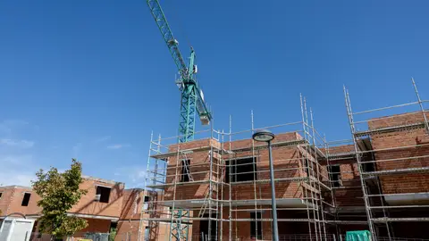 Un bloque de pisos en construcción Un bloque de pisos en construcción