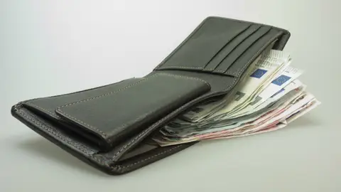 Imagen de archivo de una cartera con billetes de euro. Imagen de archivo de una cartera con billetes de euro.