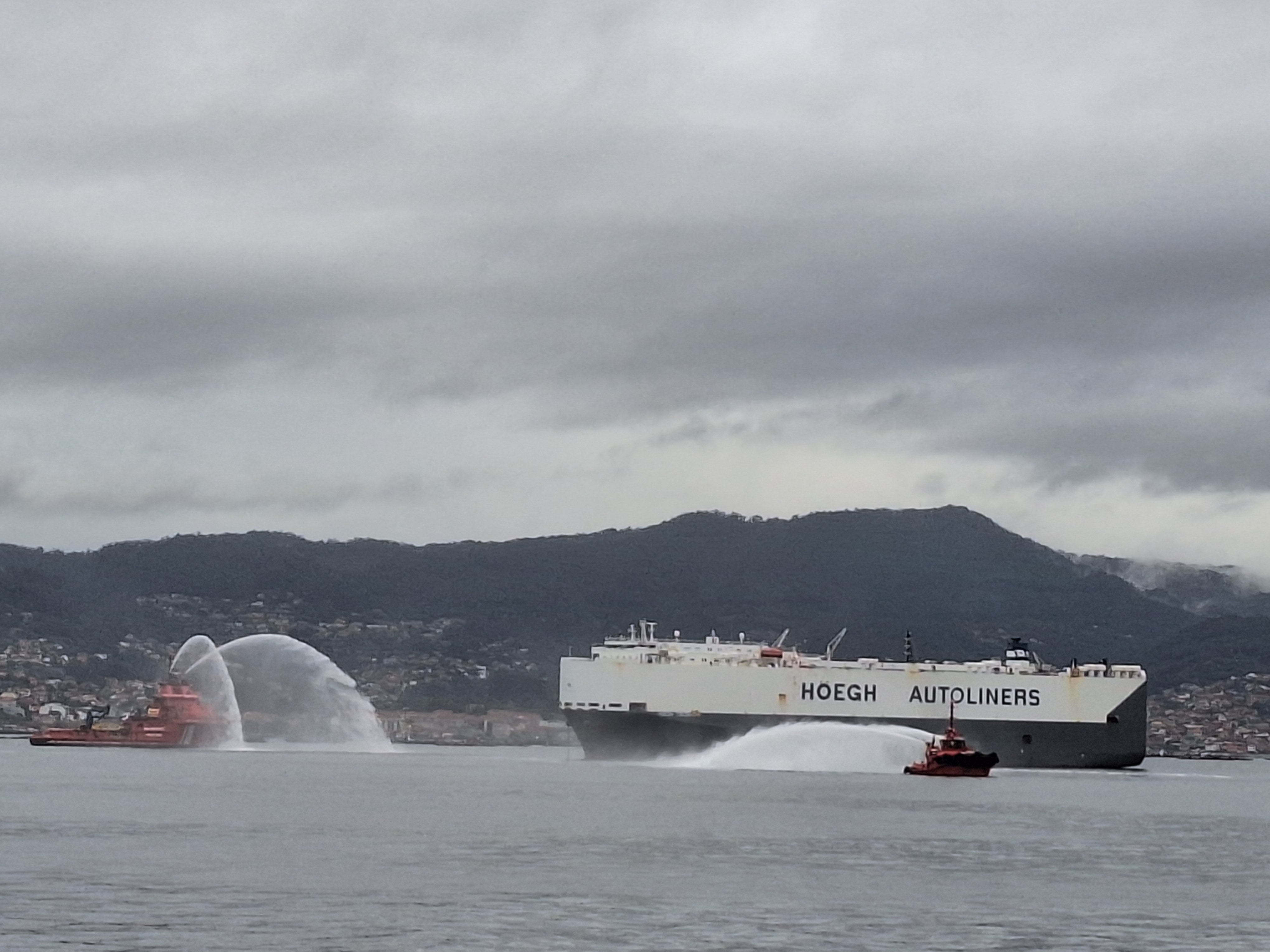 El Puerto simula la contaminación de la ría de Vigo tras el incendio de un buque El Puerto simula la contaminación de la ría de Vigo tras el incendio de un buque