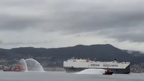El Puerto simula la contaminación de la ría de Vigo tras el incendio de un buque El Puerto simula la contaminación de la ría de Vigo tras el incendio de un buque