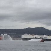 El Puerto simula la contaminación de la ría de Vigo tras el incendio de un buque