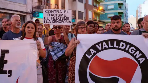 Concentración ante el Ayuntamiento de Tavernes de la Valldigna en repulsa por las agresiones racistas en el municipio. Concentración ante el Ayuntamiento de Tavernes de la Valldigna en repulsa por las agresiones racistas en el municipio.