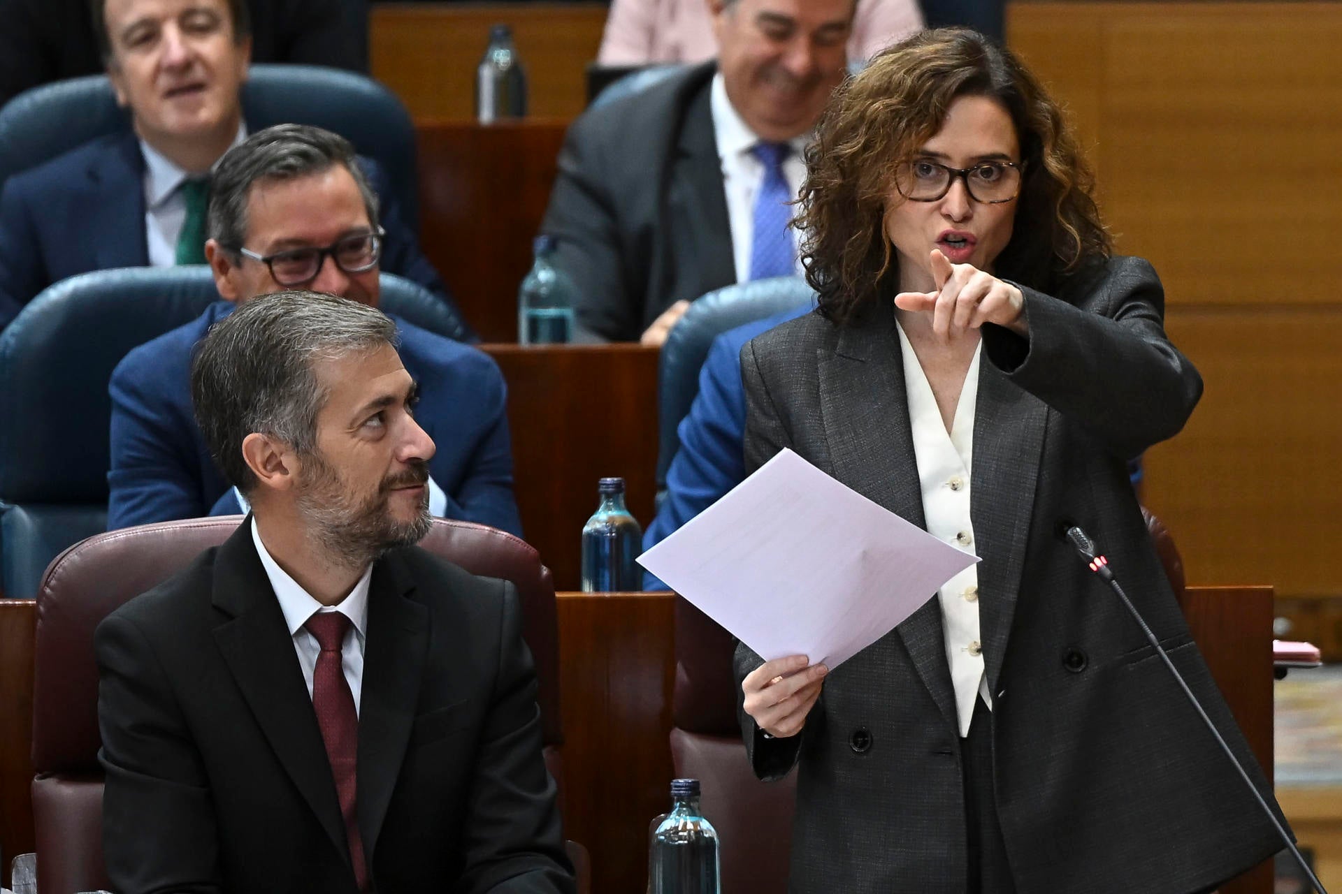 Ayuso solicita a los tribunales la orden de desalojo de la Puerta del Sol mientras el Gobierno defiende la acampada como "procedente" Ayuso solicita a los tribunales la orden de desalojo de la Puerta del Sol mientras el Gobierno defiende la acampada como "procedente"