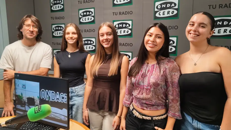 El IES Arquitecto Pedro Gumiel de Alcalá de Henares recibe el Premio de la Semana Española de la Movilidad Sostenible 2026 Alumnas y jefe de estudios del IES Arquitecto Pedro Gumiel