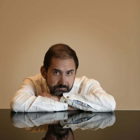 Entre gatos, terapia y humor: Joaquín Berges presenta Manual de terapia felina, una novela para mirar la vida con otros ojos