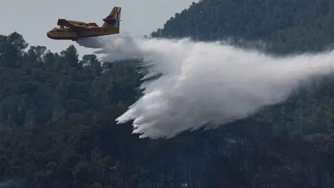 Tareas de extinción del incendio forestal declarado este mes de septiembre en Tuéjar. Tareas de extinción del incendio forestal declarado este mes de septiembre en Tuéjar.