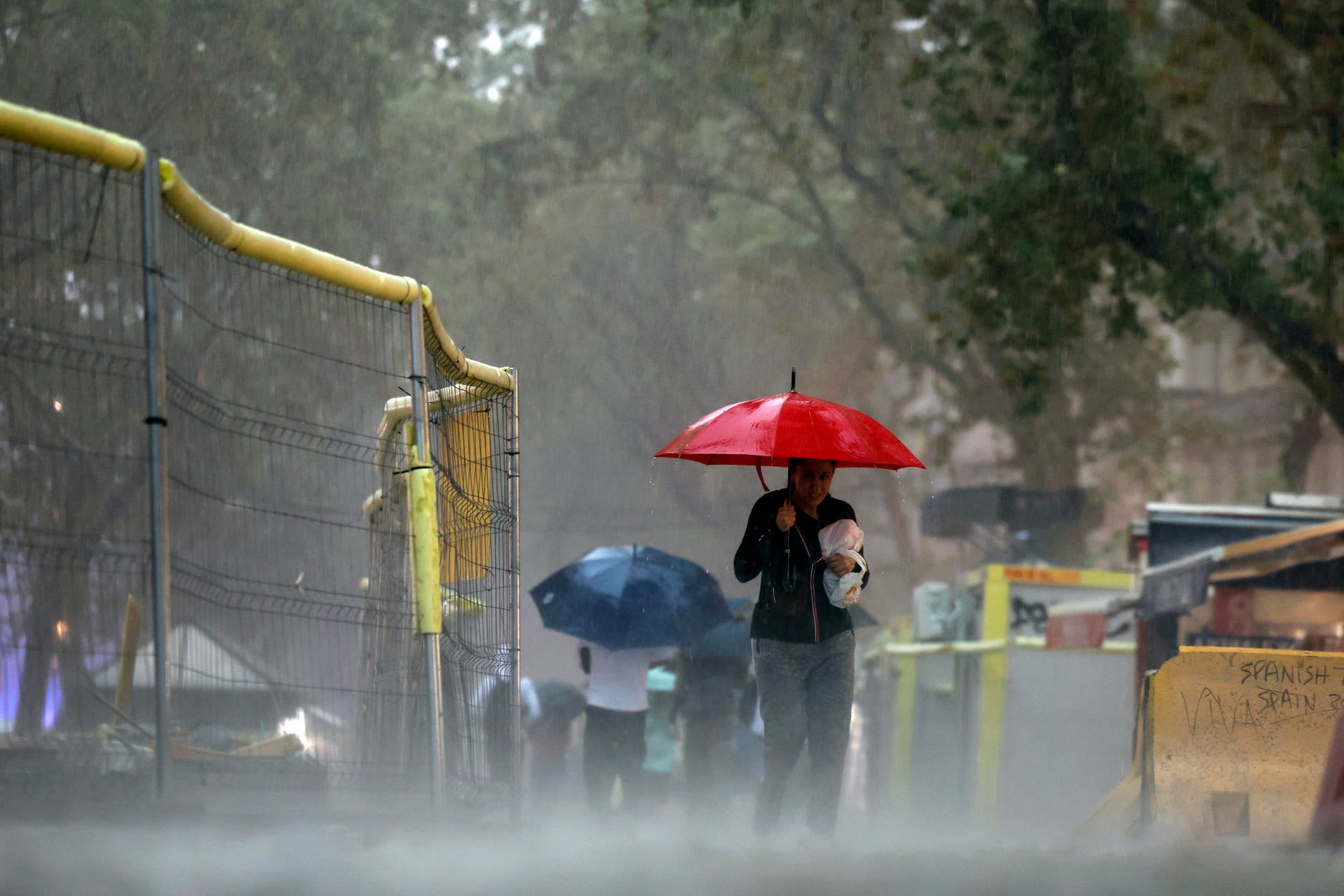 Fuertes lluvias en una calle de Barcelona. Fuertes lluvias en una calle de Barcelona.