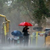 Fuertes lluvias en una calle de Barcelona.