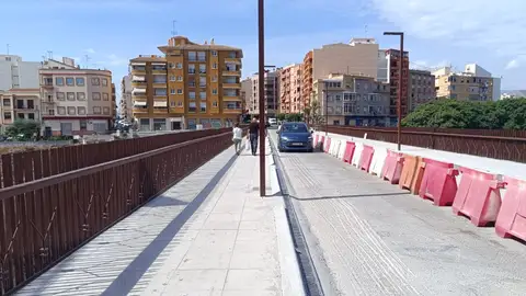 El puente sobre el río Amadorio de Villajoyosa se cortará al tráfico la noche del domingo para asfaltar los dos carriles El puente sobre el río Amadorio de Villajoyosa se cortará al tráfico la noche del domingo para asfaltar los dos carriles