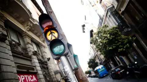 Un semáforo en ámbar en Madrid Un semáforo en ámbar en Madrid