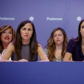 La secretaria general de Podemos, Ione Belarra, junto a la secretaria Política, Irene Montero (d).