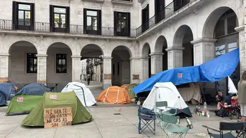 Acampada en la plaza Porticada de Santander por una vivienda digna Acampada en la plaza Porticada de Santander por una vivienda digna
