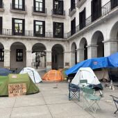 Acampada en la plaza Porticada de Santander por una vivienda digna