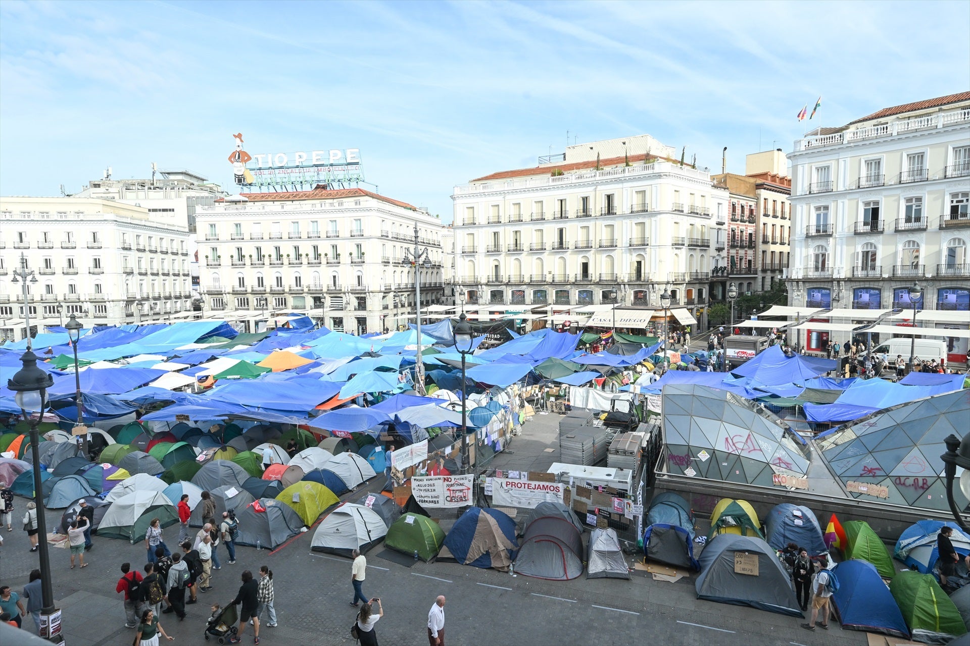 La acampada de Sol vive su sexta jornada con la vista puesta en más movilizaciones o una "huelga general" La acampada de Sol vive su sexta jornada con la vista puesta en más movilizaciones o una "huelga general"