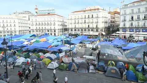 Tiendas de campaña durante la acampada por la vivienda, en la Puerta del Sol, a 1 de octubre de 2026 Tiendas de campaña durante la acampada por la vivienda, en la Puerta del Sol, a 1 de octubre de 2026