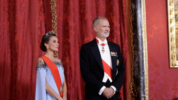 Los reyes de España, Felipe VI y Letizia (i), a su llegada a la cena de gala ofrecida al presidente de la República de Francia, Emmanuel Macron.