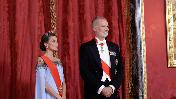 Los reyes de España, Felipe VI y Letizia (i), a su llegada a la cena de gala ofrecida al presidente de la República de Francia, Emmanuel Macron.