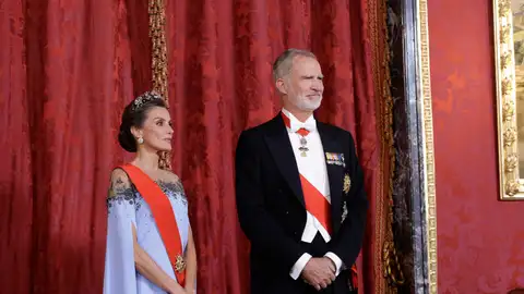 Los reyes de España, Felipe VI y Letizia (i), a su llegada a la cena de gala ofrecida al presidente de la República de Francia, Emmanuel Macron. Los reyes de España, Felipe VI y Letizia (i), a su llegada a la cena de gala ofrecida al presidente de la República de Francia, Emmanuel Macron.