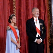 Los reyes de España, Felipe VI y Letizia (i), a su llegada a la cena de gala ofrecida al presidente de la República de Francia, Emmanuel Macron.