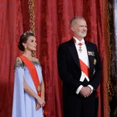 Los reyes de España, Felipe VI y Letizia (i), a su llegada a la cena de gala ofrecida al presidente de la República de Francia, Emmanuel Macron. Los reyes de España, Felipe VI y Letizia (i), a su llegada a la cena de gala ofrecida al presidente de la República de Francia, Emmanuel Macron.