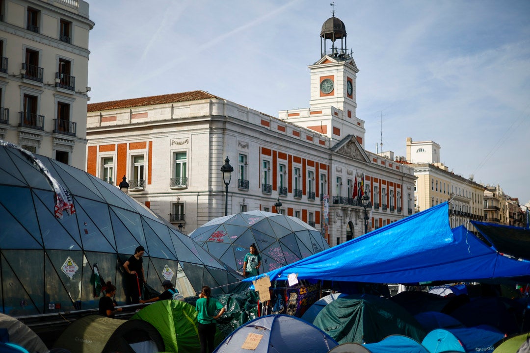 El responsable de mantenimiento del reloj de Sol, ante las quejas de los acampados: "Lleva sonando cada quince minutos los últimos 30 años" El responsable de mantenimiento del reloj de Sol, ante las quejas de los acampados: "Lleva sonando cada quince minutos los últimos 30 años"