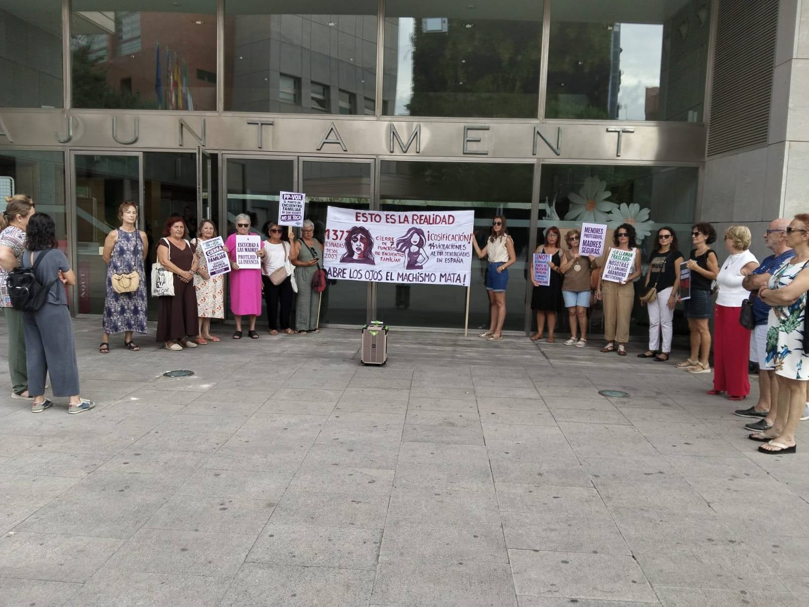 San Vicente expresa su postura unánime para exigir al Consell que mantenga el Punto de Encuentro Familiar San Vicente expresa su postura unánime para exigir al Consell que mantenga el Punto de Encuentro Familiar