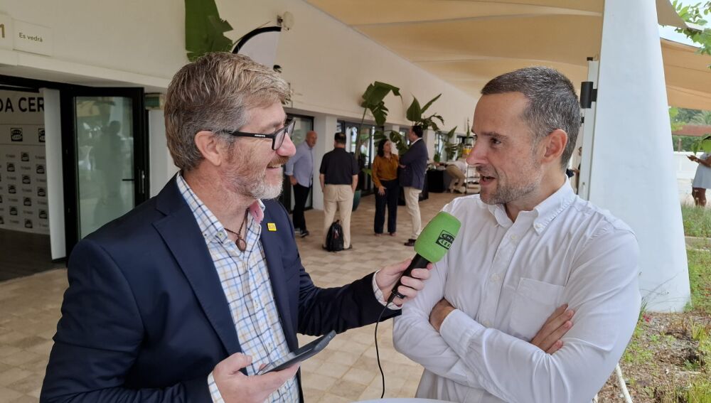 Manu Gon con Mariano Juan, vicepresidente del Consell d'Eivissa