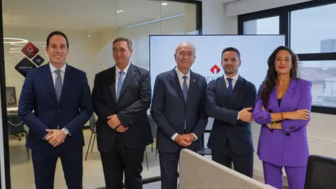 De izquierda a derecha: Alejandro Gallego, director general de ITERCON; Javier Luján, fundador de Grupo CYCLUS; Francisco de la Torre, alcalde de Málaga; Manuel Marín CEO de CYCLUS Gestión; y Alicia Izquierdo, concejala del Área de Innovación, Digitalización Urbana, Promoción de la Inversión Tecnológica y Empresarial y Captación de Inversiones del Ayuntamiento de Málaga De izquierda a derecha: Alejandro Gallego, director general de ITERCON; Javier Luján, fundador de Grupo CYCLUS; Francisco de la Torre, alcalde de Málaga; Manuel Marín CEO de CYCLUS Gestión; y Alicia Izquierdo, concejala del Área de Innovación, Digitalización Urbana, Promoción de la Inversión Tecnológica y Empresarial y Captación de Inversiones del Ayuntamiento de Málaga