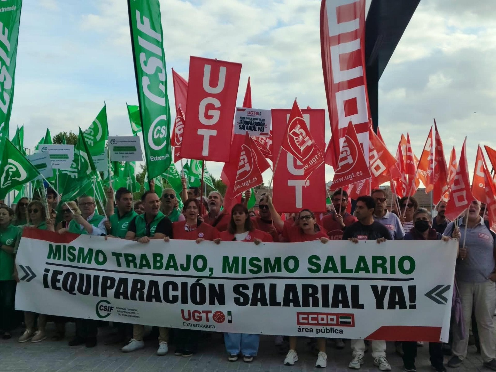 CSIF, UGT y CCOO se concentran ante la Junta para exigir la equiparación salarial en Administración General y el SES CSIF, UGT y CCOO se concentran ante la Junta para exigir la equiparación salarial en Administración General y el SES