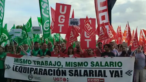 CSIF, UGT y CCOO se concentran ante la Junta para exigir la equiparación salarial en Administración General y el SES CSIF, UGT y CCOO se concentran ante la Junta para exigir la equiparación salarial en Administración General y el SES